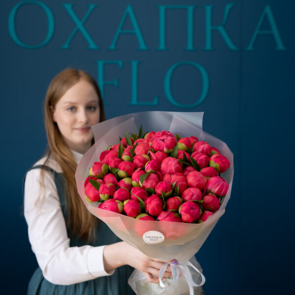 Букет из коралловых пионов