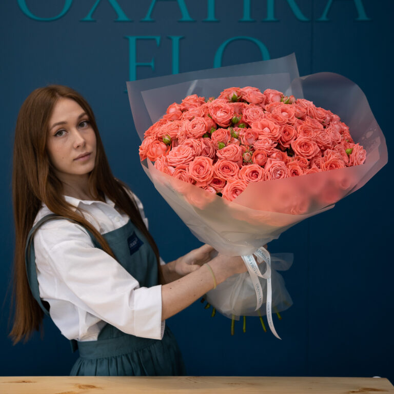 Букет роз кустовых персиковых 25 штук. Купить в Красноярске.