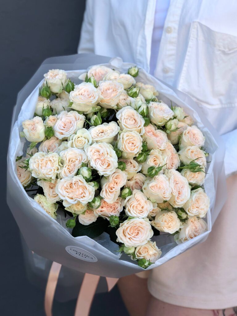 Букет роз нежно-кремовых кустовых , 15 штук. "Нежность"