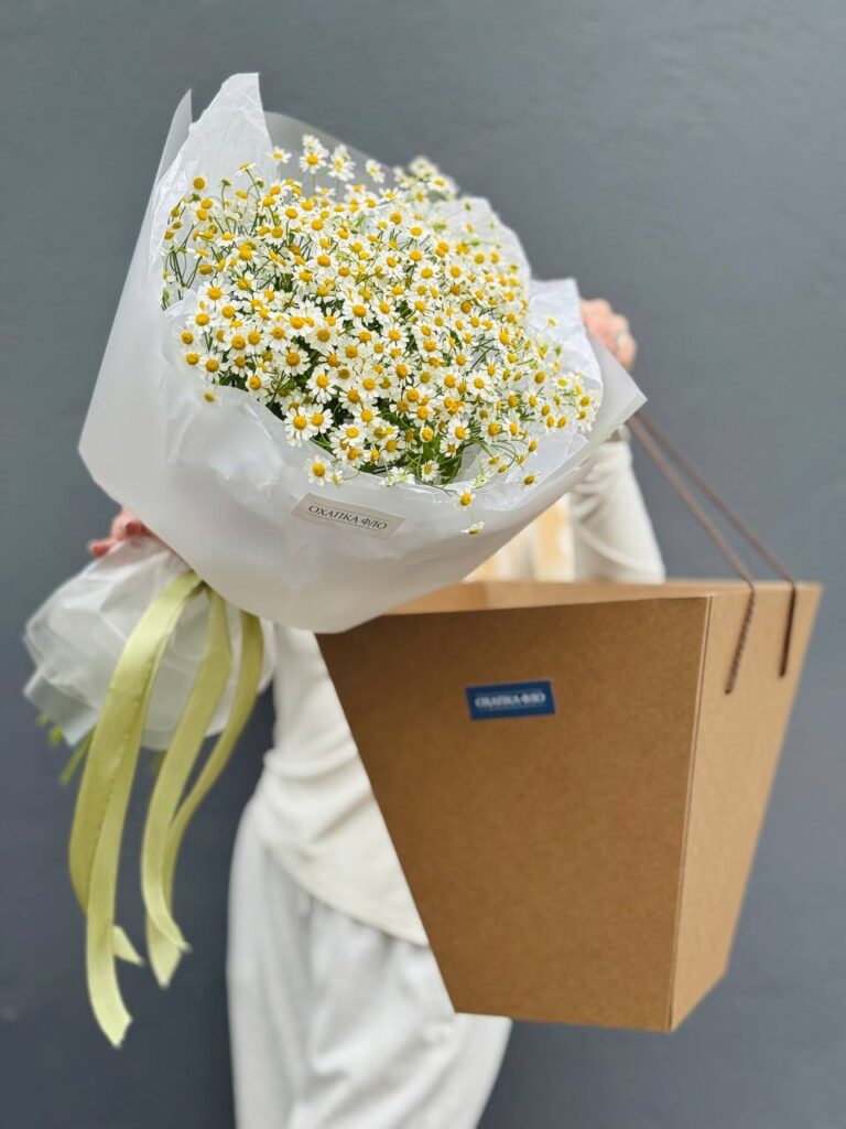 Букет из 15 кустовых ромашек.