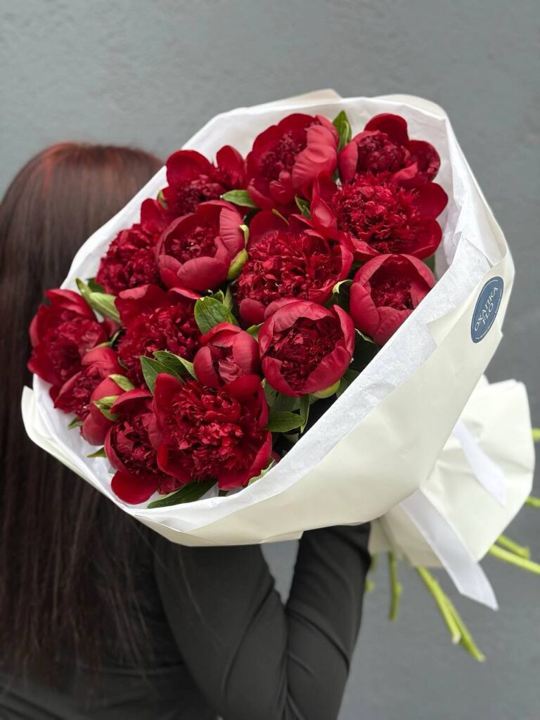 Букет красных пионов 15 штук. Купить
