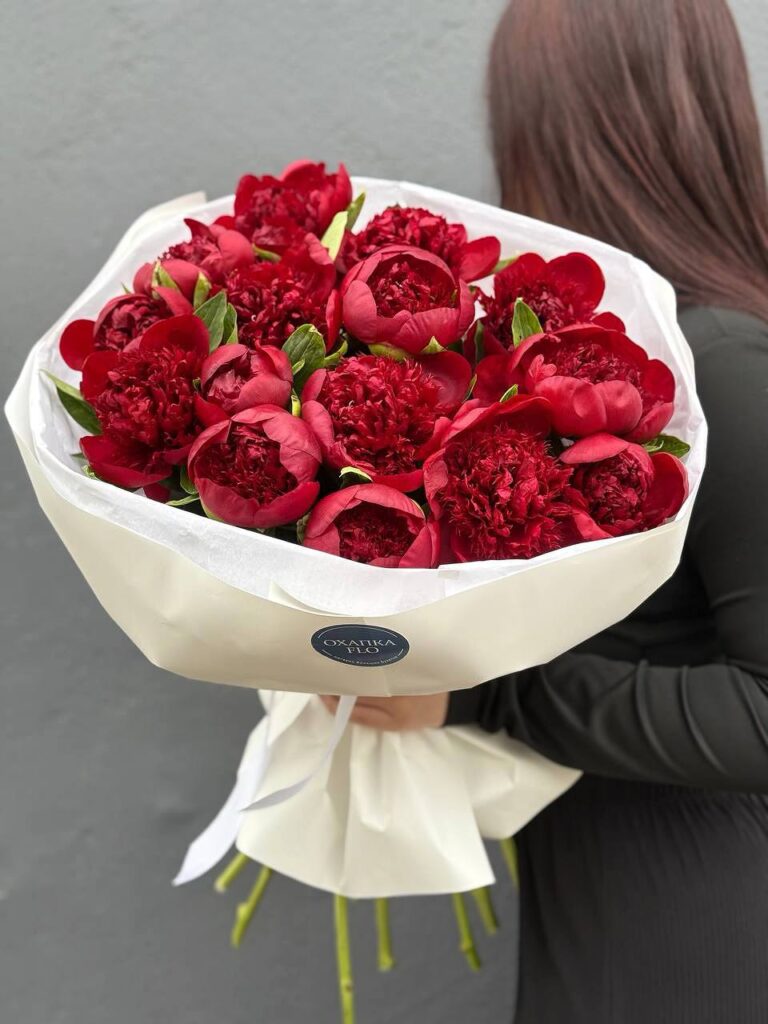 Букет красных пионов 15 штук. Купить