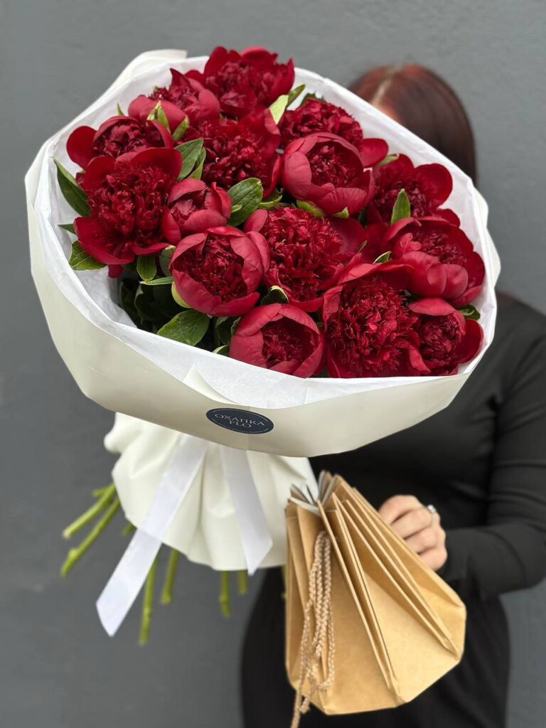 Букет красных пионов 15 штук. Купить
