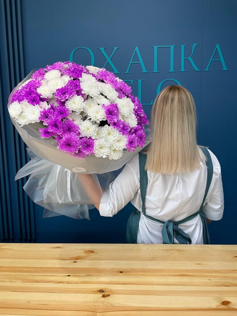 Букет из хризантем кустовых фиолетовых и белых 25 штук. Купить