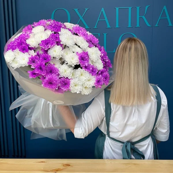 Букет из хризантем кустовых фиолетовых и белых 25 штук. Купить