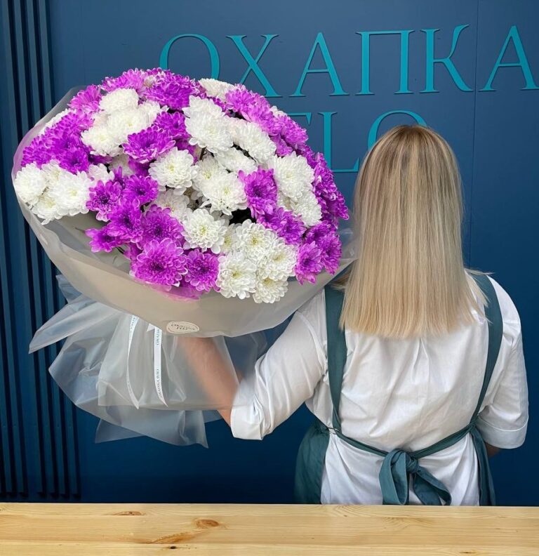 Букет из хризантем кустовых фиолетовых и белых 25 штук. Купить