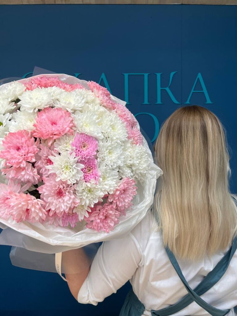 Букет из хризантем бело-розовых 15 штук. Купить