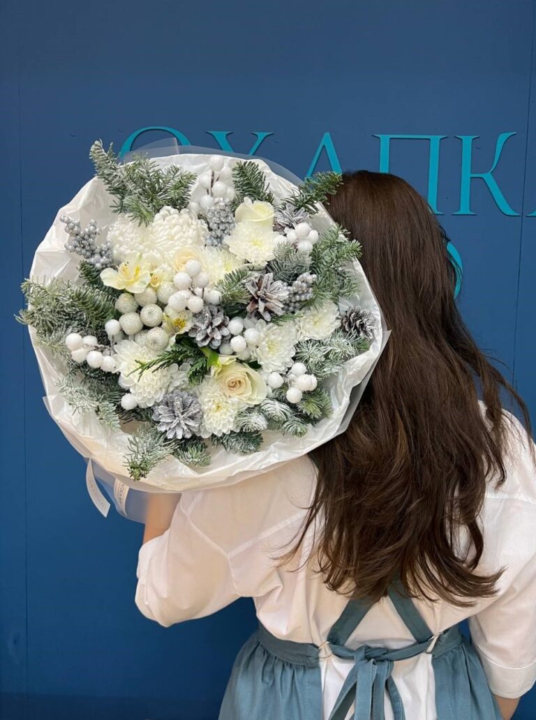 Букет новогодний из хризантем и альстромерии. Купить