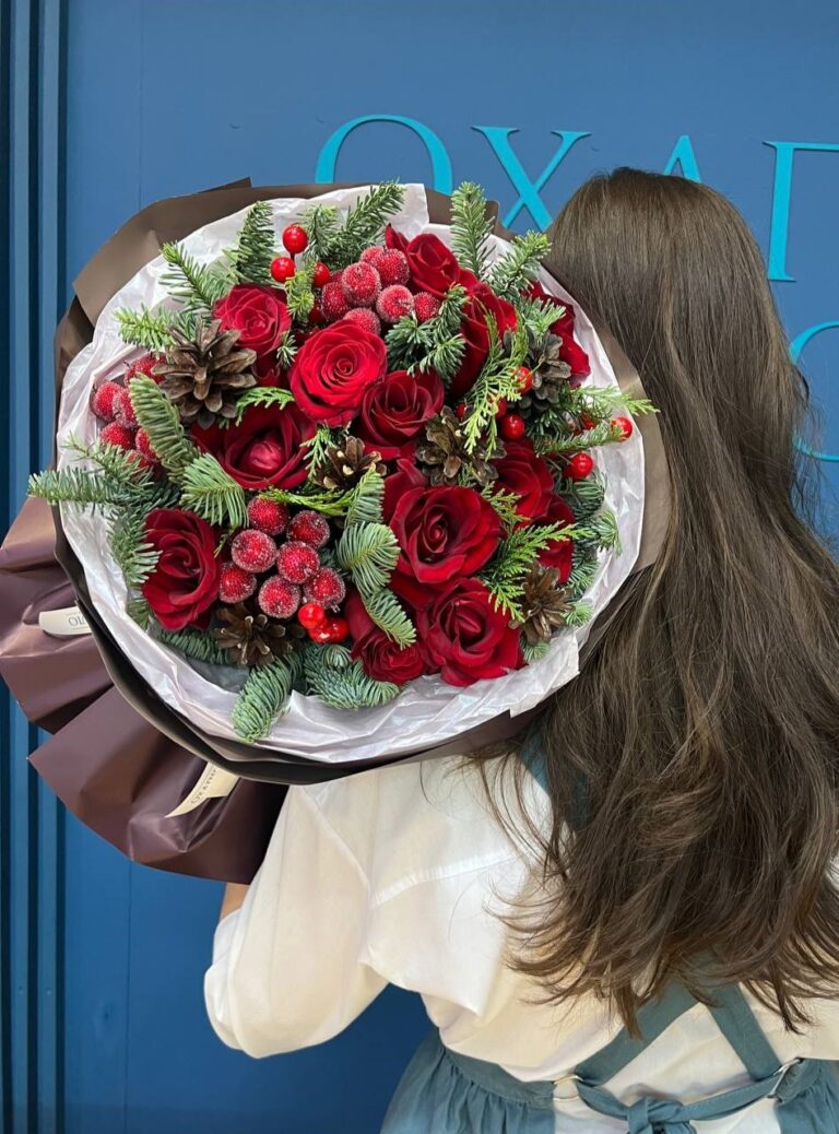 Букет новогодний роза и нобилис - купить в Красноярске.
